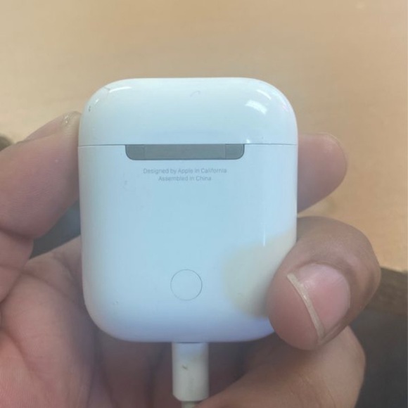 Air Pods 2nd Generation - Picture 3 of 8